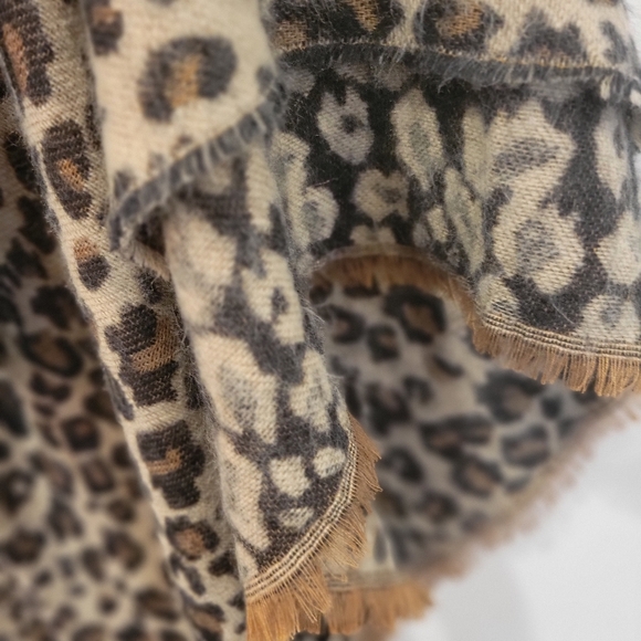 Sweater Cape By Always Fabulous Leopard Print 100% Acrylic OSFA - Picture 6 of 7